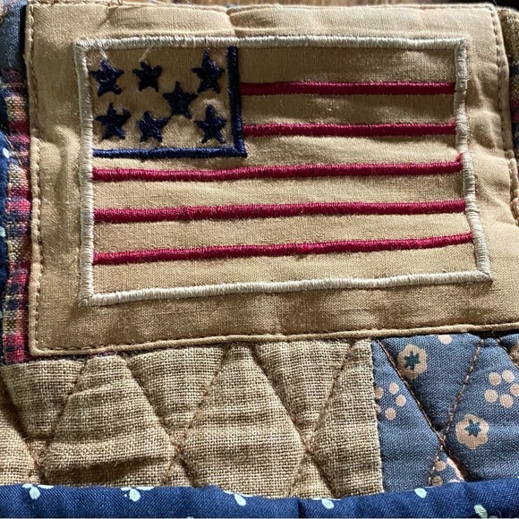 COPY - BELLA TAYLOR PATCH WORK AMERICAN FLAG PURSE. GREAT USED CONDITION - Picture 13 of 15